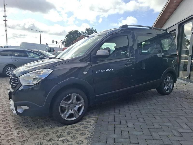 Grau Gebraucht 2021 Dacia Dokker Stepway Van | 9.980 € (Fairer Preis) - Bild 1/4
