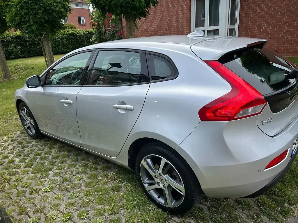 Gebraucht Volvo V40 Kinetic 122 PS (89 kW) 2018 Silber Limousine