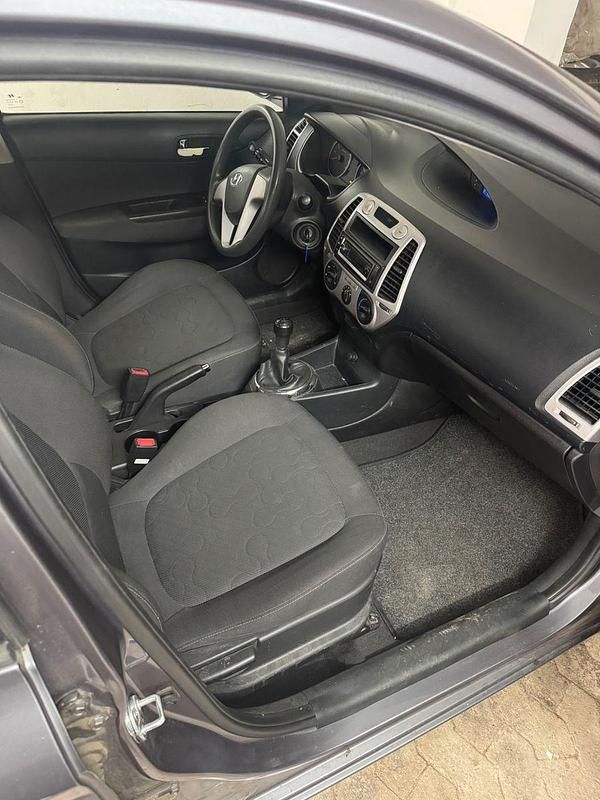 Grau Gebraucht 2012 Hyundai i20 Trend Kleinwagen | 3.300 € (Guter Preis) - Bild 1/4