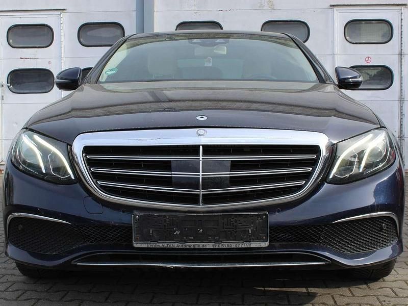 Gebraucht Mercedes E220 194 PS (142 kW) 2016 Cavansitblau  metalliclack Limousine