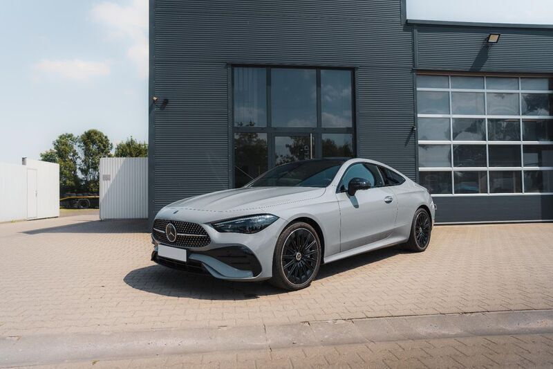 Grau Gebraucht 2024 Mercedes CLE450 AMG Line Premium Coupé | 78.990 € - Bild 1/4