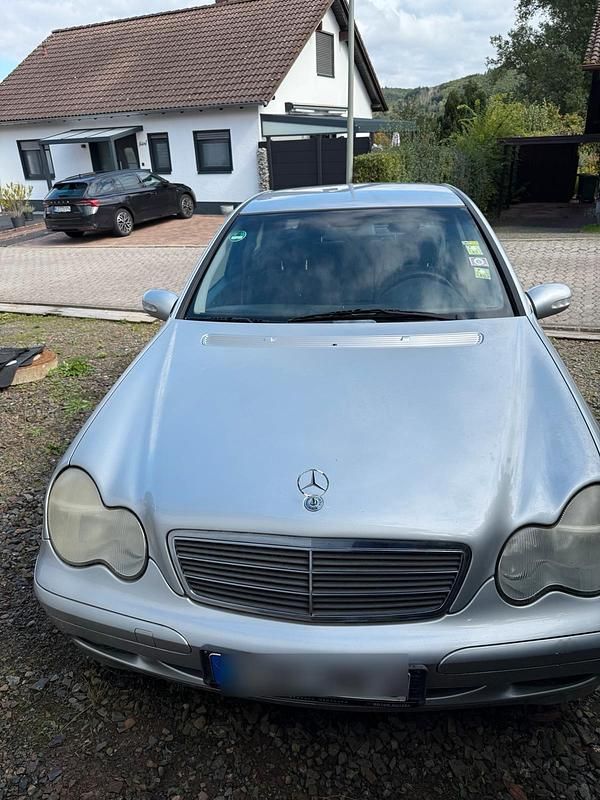 Grau Gebraucht 2003 Mercedes C180 Limousine | 600 € (Superpreis) - Bild 1/4