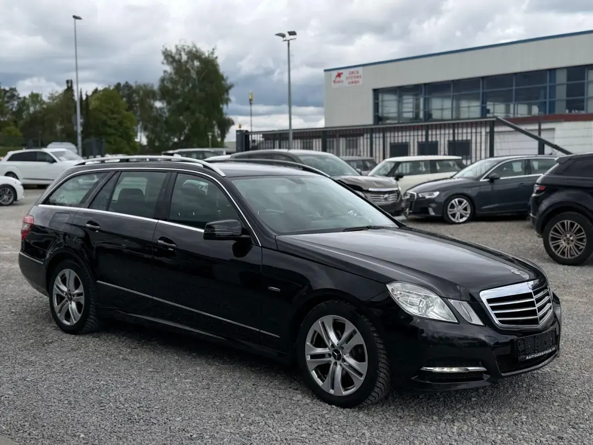 Używany Mercedes E220 170 KM (125 kW) 2012 Czarny Kombi