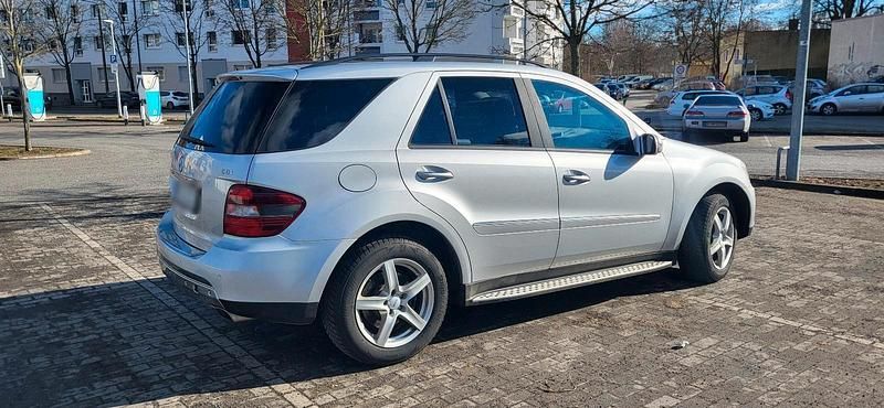Gebraucht Mercedes ML320 224 PS (164 kW) 2006 Silber SUV
