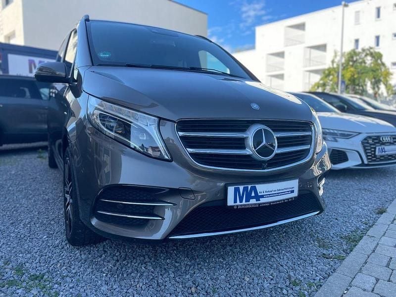 Grau Gebraucht 2017 Mercedes V250 AMG Van / Kleinbus | 41.820 € (Fairer Preis) - Bild 1/4