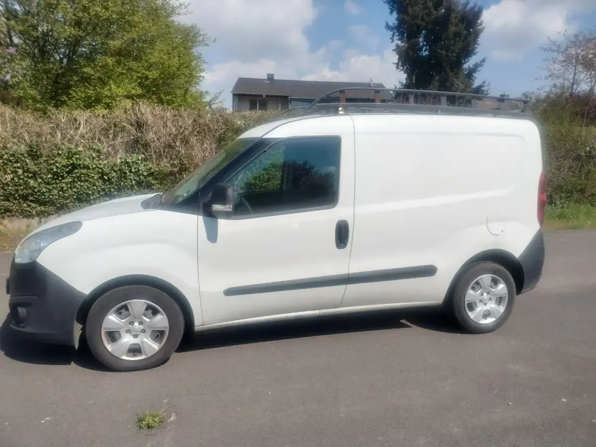 Gebraucht Opel Combo Edition 95 PS (69 kW) 2012 Weiß Van / Kleinbus