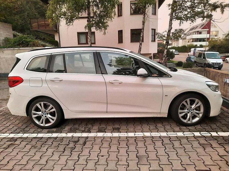 Weiß Gebraucht 2017 BMW 220 Gran Tourer M Sport Van / Kleinbus | 20.500 € (Fairer Preis) - Bild 1/3