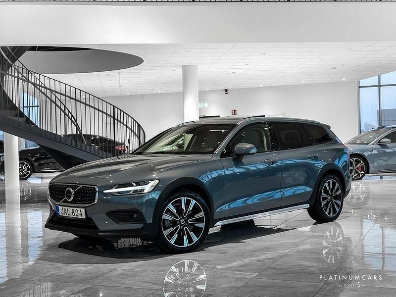 Grau Gebraucht 2023 Volvo V60 CC Ultimate Kombi | 47.165 € - Bild 1/4