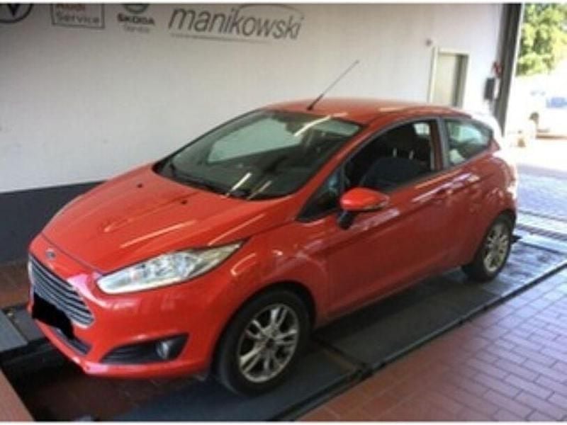 Rot Gebraucht 2015 Ford Fiesta Trend Kleinwagen | 7.608 € (Fairer Preis) - Bild 1/1