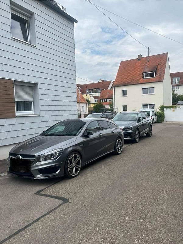 Grau Gebraucht 2015 Mercedes CLA45 AMG Shooting Brake AMG Kombi | 29.600 € (Fairer Preis) - Bild 1/4