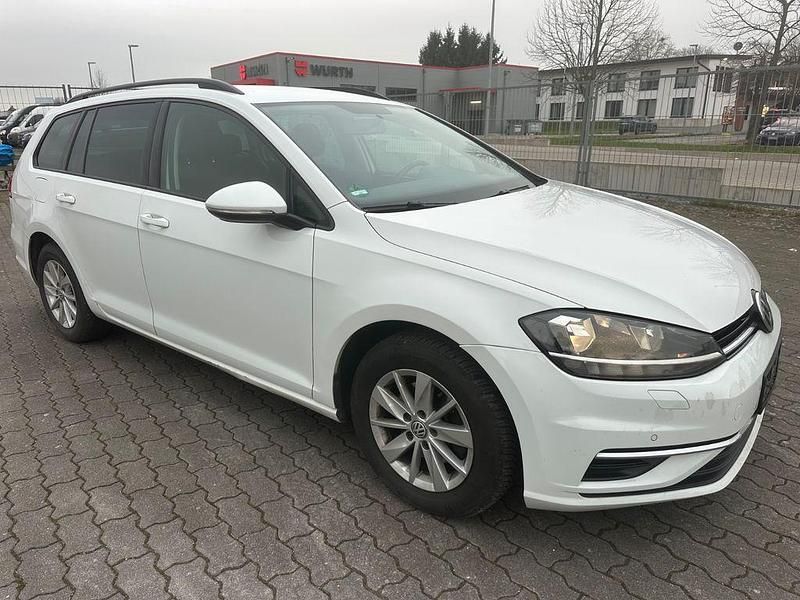 Weiß Gebraucht 2019 VW Golf VII Trendline Kombi | 7.399 € (Fairer Preis) - Bild 1/4