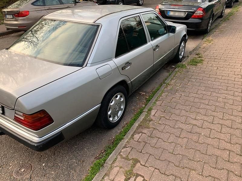 Second-hand Mercedes E250 94 CP (69 kW) 1990 Argintiu Berlinǎ