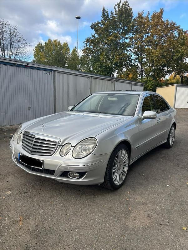 Silber Gebraucht 2006 Mercedes E320 Limousine | 8.950 € (Teuer) - Bild 1/4