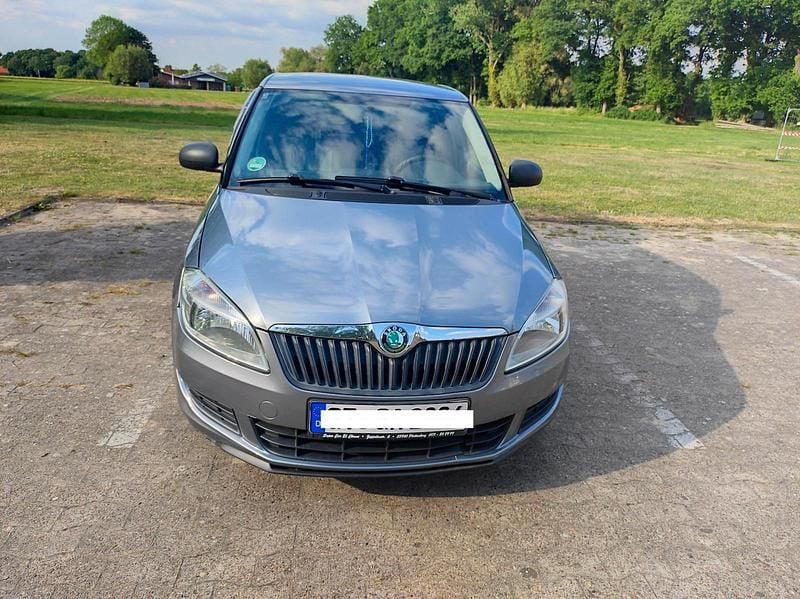 Grau Gebraucht 2013 Skoda Fabia Kleinwagen | 3.333 € (Guter Preis) - Bild 1/4