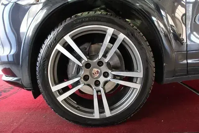 Gebraucht Porsche Cayenne 245 PS (180 kW) 2012 Tiefschwarz SUV