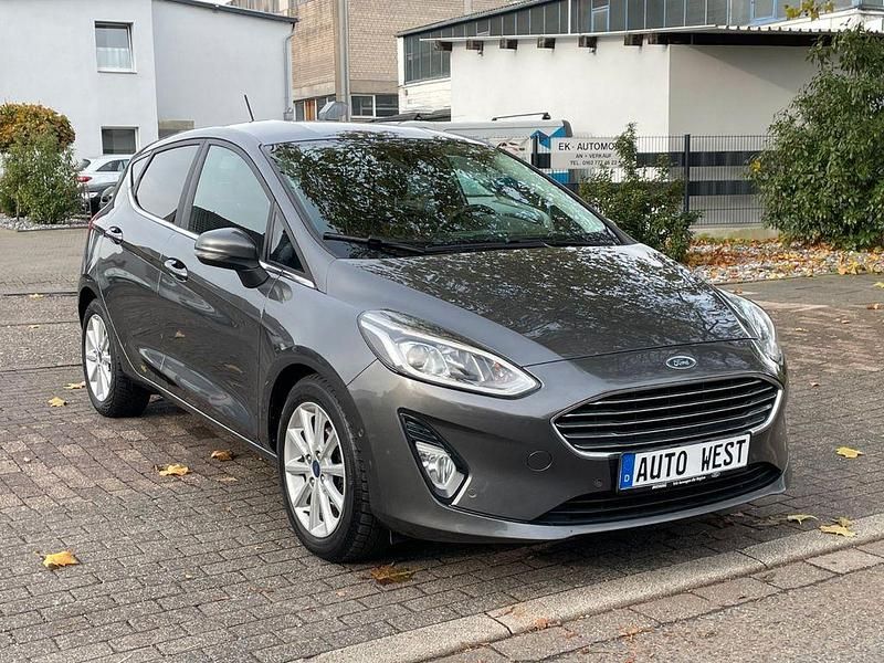 Grau Gebraucht 2017 Ford Fiesta Titanium Limousine | 10.790 € - Bild 1/4