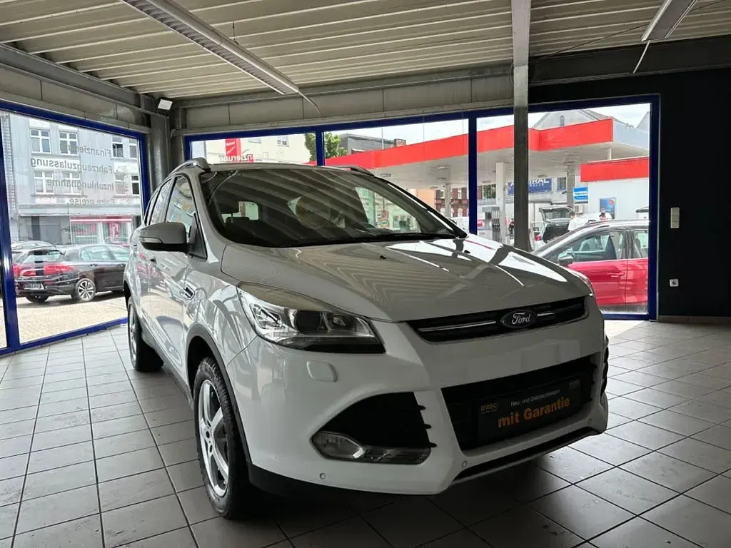 Gebraucht Ford Kuga Titanium 150 PS (110 kW) 2016 Weiß SUV