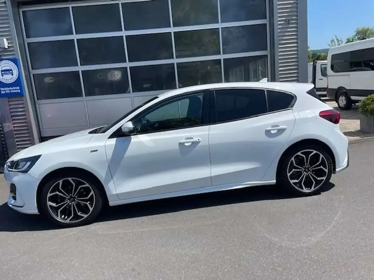 Gebraucht Ford Focus ST-Line 125 PS (91 kW) 2022 Frostweiß Limousine