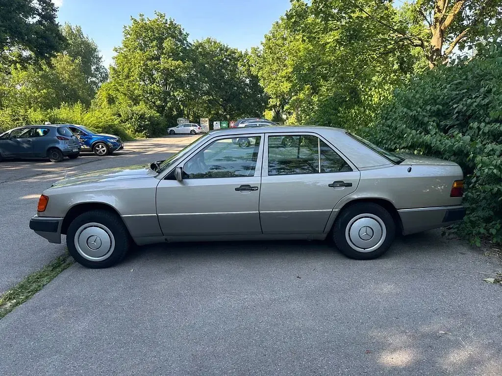 Gebraucht Mercedes E230 132 PS (97 kW) 1989 Silber Limousine