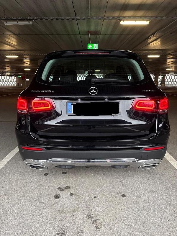 Gebraucht Mercedes GLC300e 320 PS (235 kW) 2021 Schwarz SUV