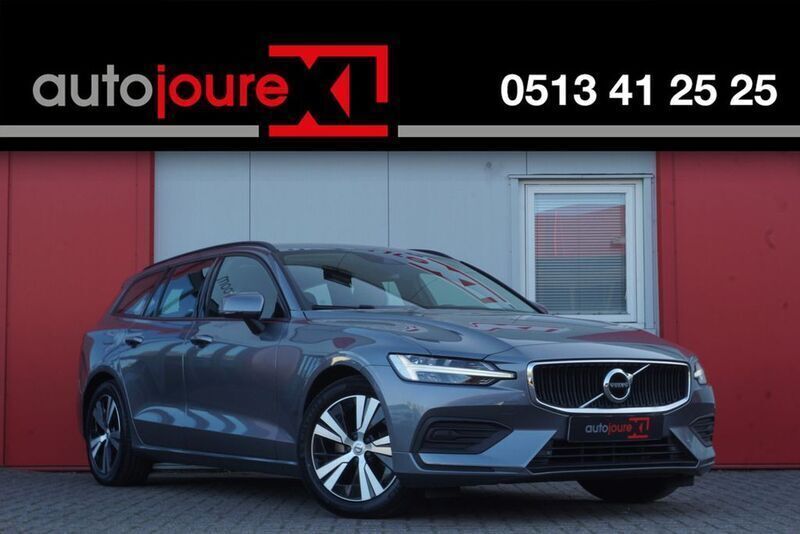 Grau Gebraucht 2021 Volvo V60 Momentum Kombi | 16.939 € - Bild 1/4