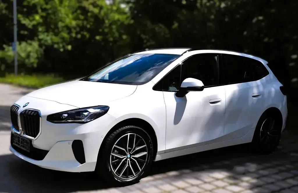 Gebraucht BMW 220 156 PS (114 kW) 2025 Weiß Van / Kleinbus