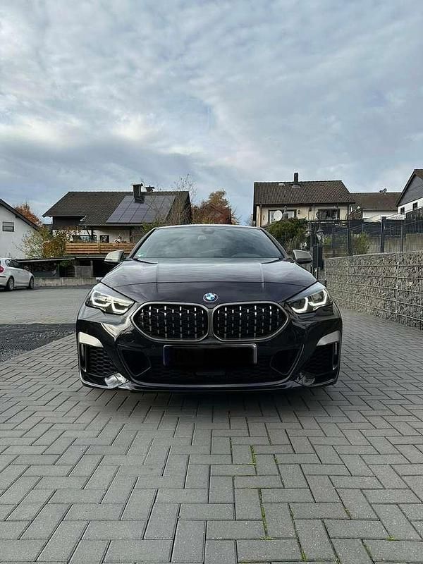 Schwarz Gebraucht 2023 BMW M235 Limousine | 39.900 € (Etwas zu teuer) - Bild 1/4