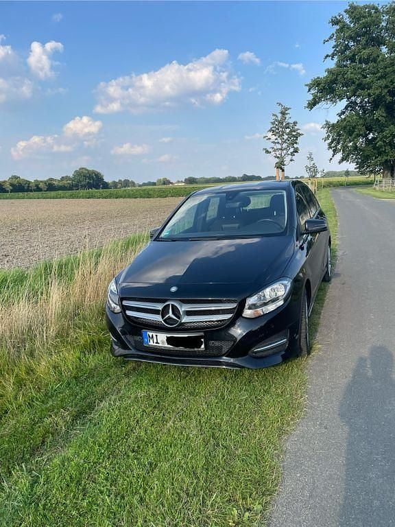 Schwarz Gebraucht 2015 Mercedes B180 Style Van / Kleinbus | 7.000 € (Superpreis) - Bild 1/4
