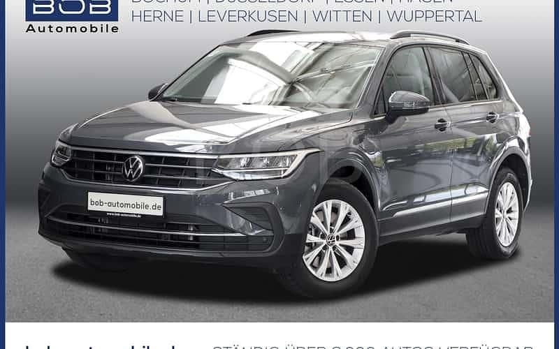 Delfingrau metallic (grau) (grau) Gebraucht 2023 VW Tiguan Life SUV | 27.490 € (Fairer Preis) - Bild 1/4