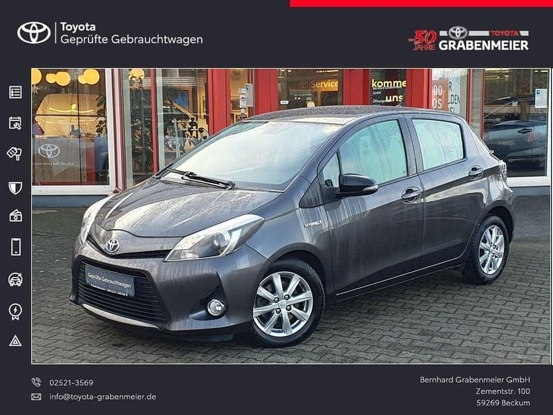 Marlingrau metallic Gebraucht 2013 Toyota Yaris Hybrid Life Limousine | 9.990 € (Fairer Preis) - Bild 1/4