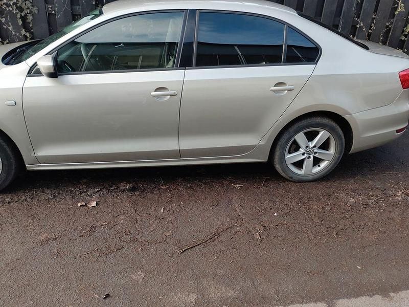 Gebraucht VW Jetta Comfortline 122 PS (89 kW) 2013 Grau Limousine