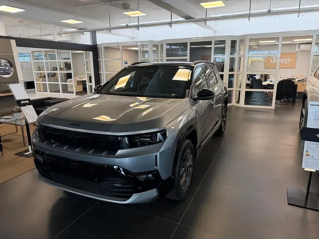 Neu Jeep Compass 145 PS (106 kW) 2026 Grau SUV