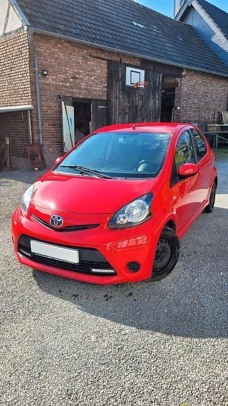 Rot Gebraucht 2014 Toyota Aygo Cool Kleinwagen | 2.200 € (Superpreis) - Bild 1/4