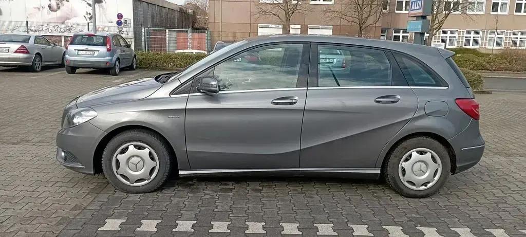 Gebraucht Mercedes B180 116 PS (85 kW) 2012 Grau Kleinwagen