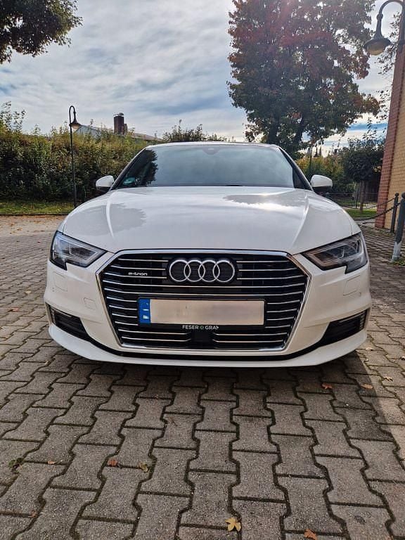 Weiß Gebraucht 2017 Audi A3 Sportback e-tron S-Line Limousine | 19.900 € (Guter Preis) - Bild 1/4