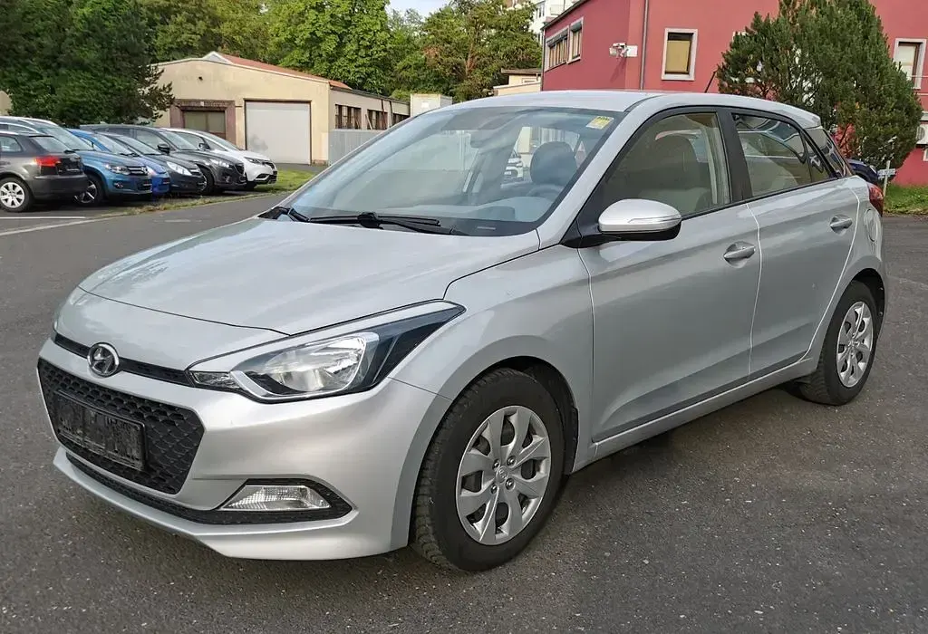 Gebraucht Hyundai i20 GO! 75 PS (55 kW) 2017 Silber Limousine