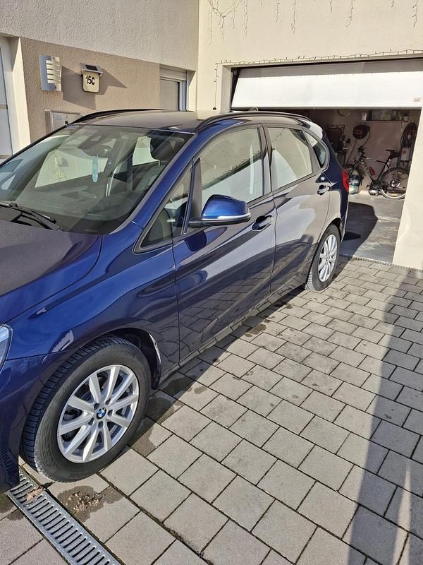 Blau Gebraucht 2016 BMW 214 Active Tourer Van / Kleinbus | 11.000 € - Bild 1/4