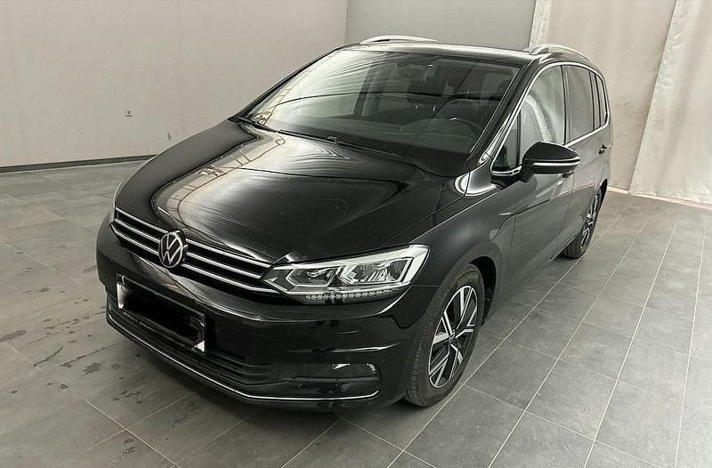 Deep black Gebraucht 2021 VW Touran Highline Van / Kleinbus | 21.900 € (Guter Preis) - Bild 1/4