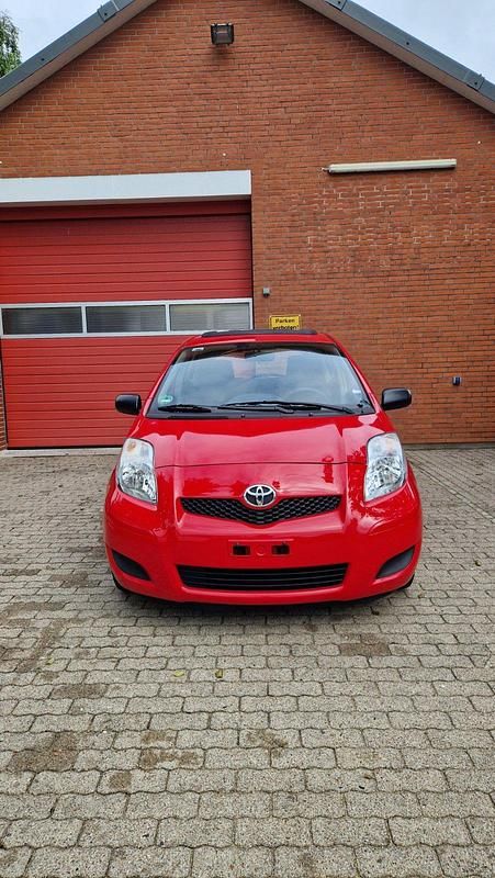 Gebraucht Toyota Yaris 69 PS (50 kW) 2011 Rot Cabrio