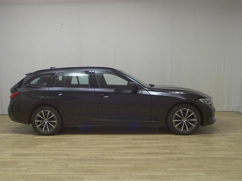 Schwarz Gebraucht 2021 BMW 318 Sport Line Kombi | 19.980 € (Guter Preis) - Bild 1/4