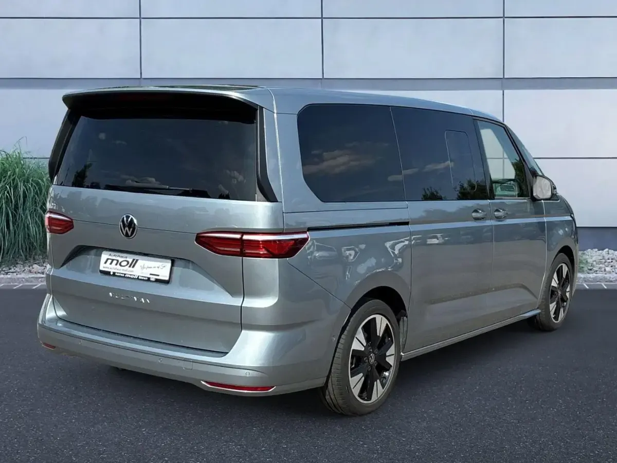 Gebraucht VW Multivan Life 150 PS (110 kW) 2025 Monosilber metallic Van / Kleinbus