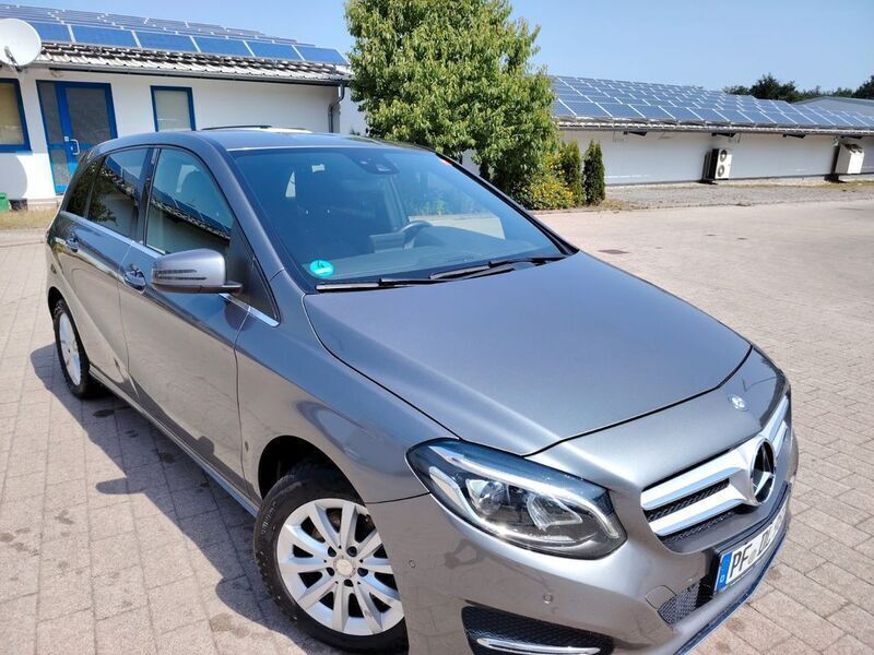 Grau Gebraucht 2016 Mercedes B200 Van / Kleinbus | 15.299 € (Guter Preis) - Bild 1/4
