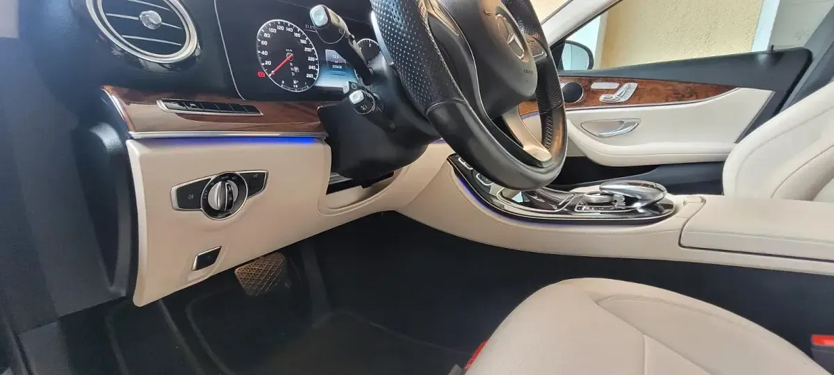 Gebraucht Mercedes E220 194 PS (142 kW) 2018 Blau Kombi