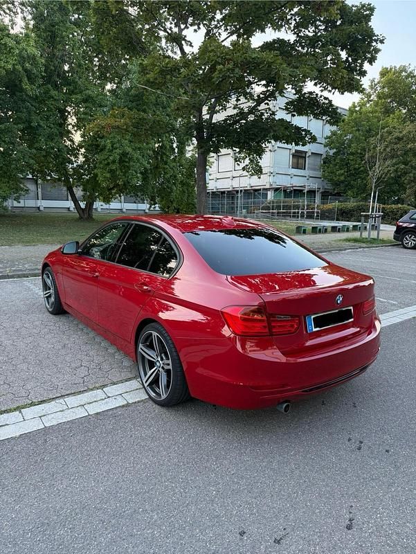 Rot Gebraucht 2013 BMW 320 Sport Line Limousine | 11.490 € (Fairer Preis) - Bild 1/4