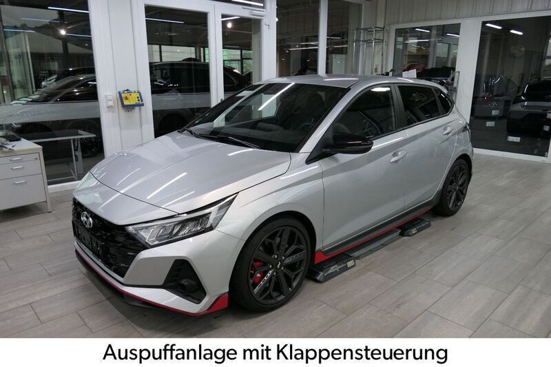 Silber Gebraucht 2023 Hyundai i20 Limousine | 26.290 € (Guter Preis) - Bild 1/4