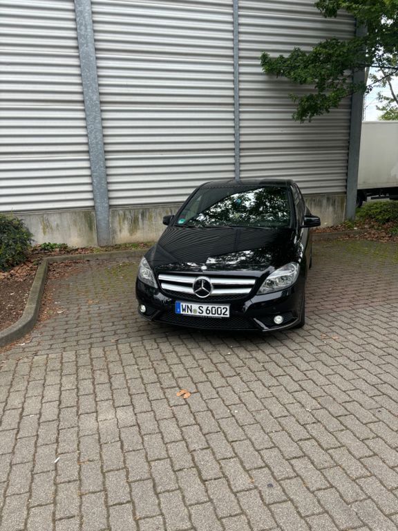 Schwarz Gebraucht 2012 Mercedes B180 Van / Kleinbus | 9.999 € (Fairer Preis) - Bild 1/4
