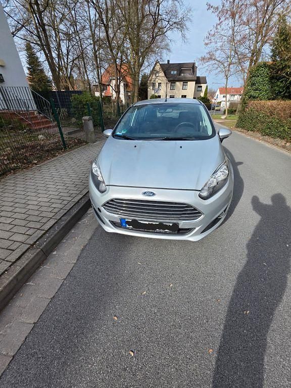 Gebraucht Ford Fiesta Titanium 95 PS (69 kW) 2014 Silber Kleinwagen