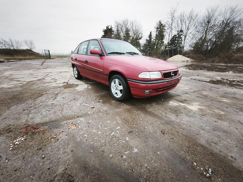 Gebraucht Opel Astra 75 PS (55 kW) 1997 Rot Limousine