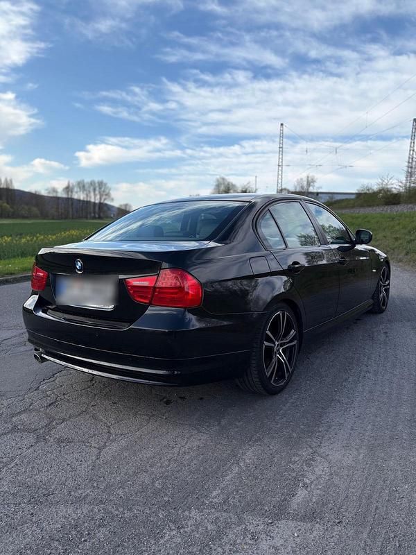 Schwarz Gebraucht 2011 BMW 320 Limousine | 4.300 € (Superpreis) - Bild 1/4