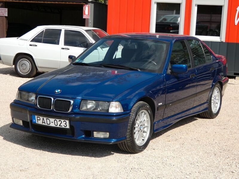 Blau Gebraucht 1997 BMW 323 Sport Line Limousine | 14.990 € - Bild 1/4